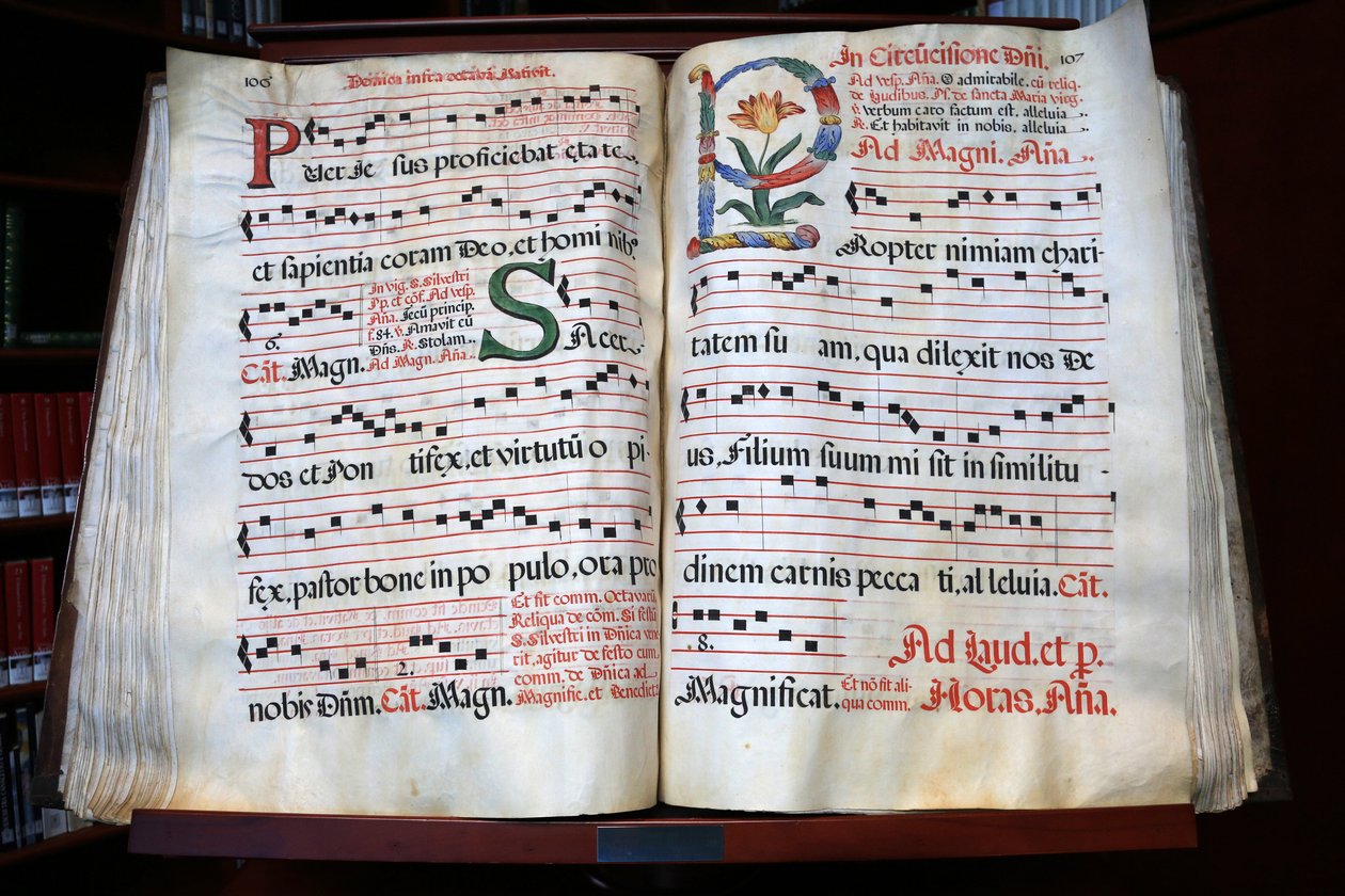 Antifonal. Jesu omskjæring. Domus Galilaeae eller House of Galilee drives av den katolske organisasjonen Neocatechumenal Way. Antiphonary, Saligprisningsfjellet, Israel av Unbekannt