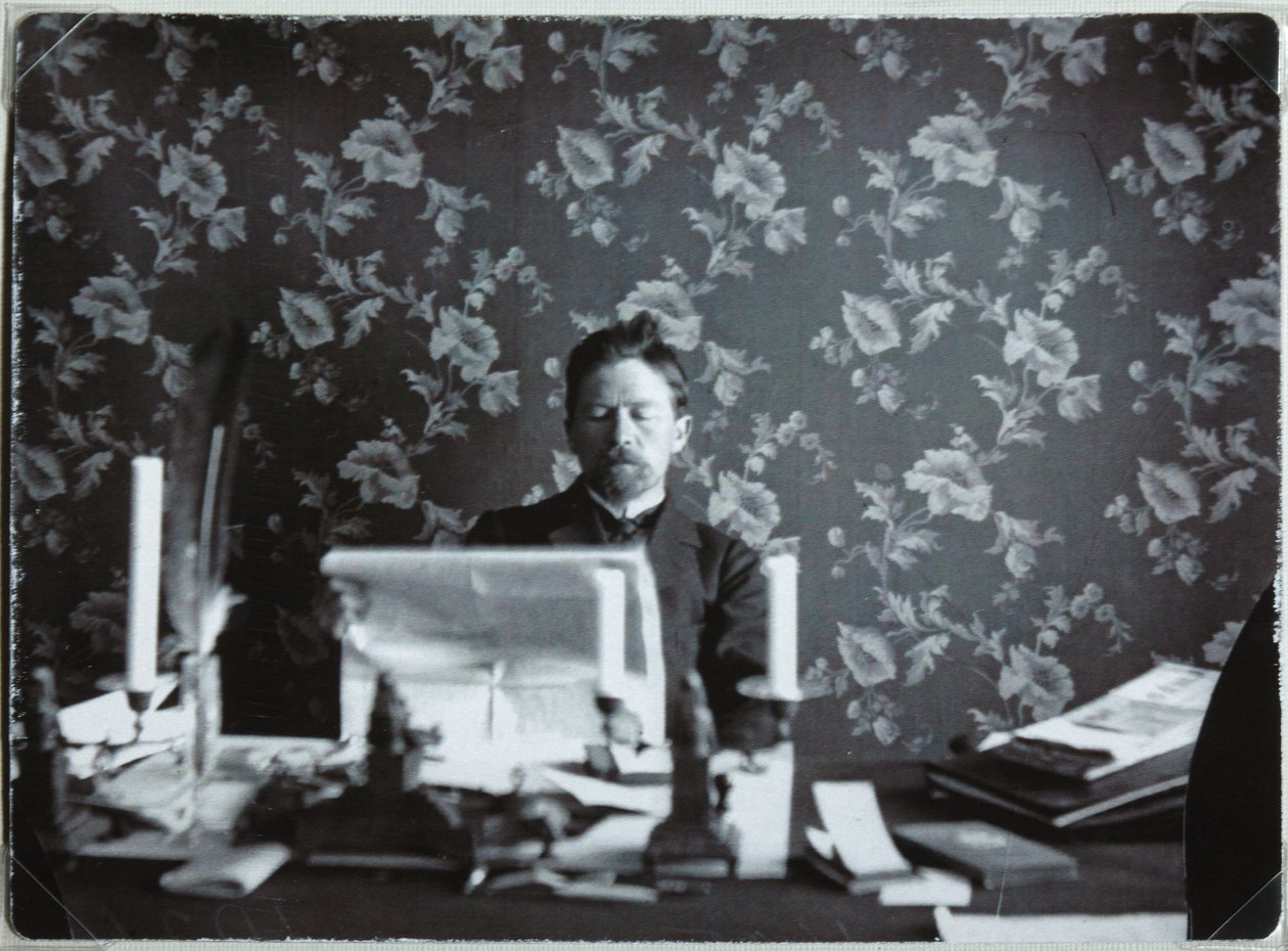 Anton Tsjekhov i sitt studie i Jalta, 1895-1900 av Unbekannt