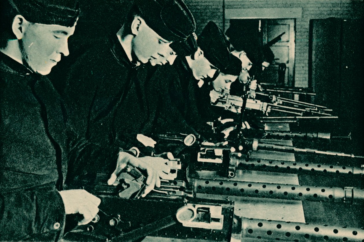 Armourers Assembling Aerial Guns, 1940 av Unbekannt