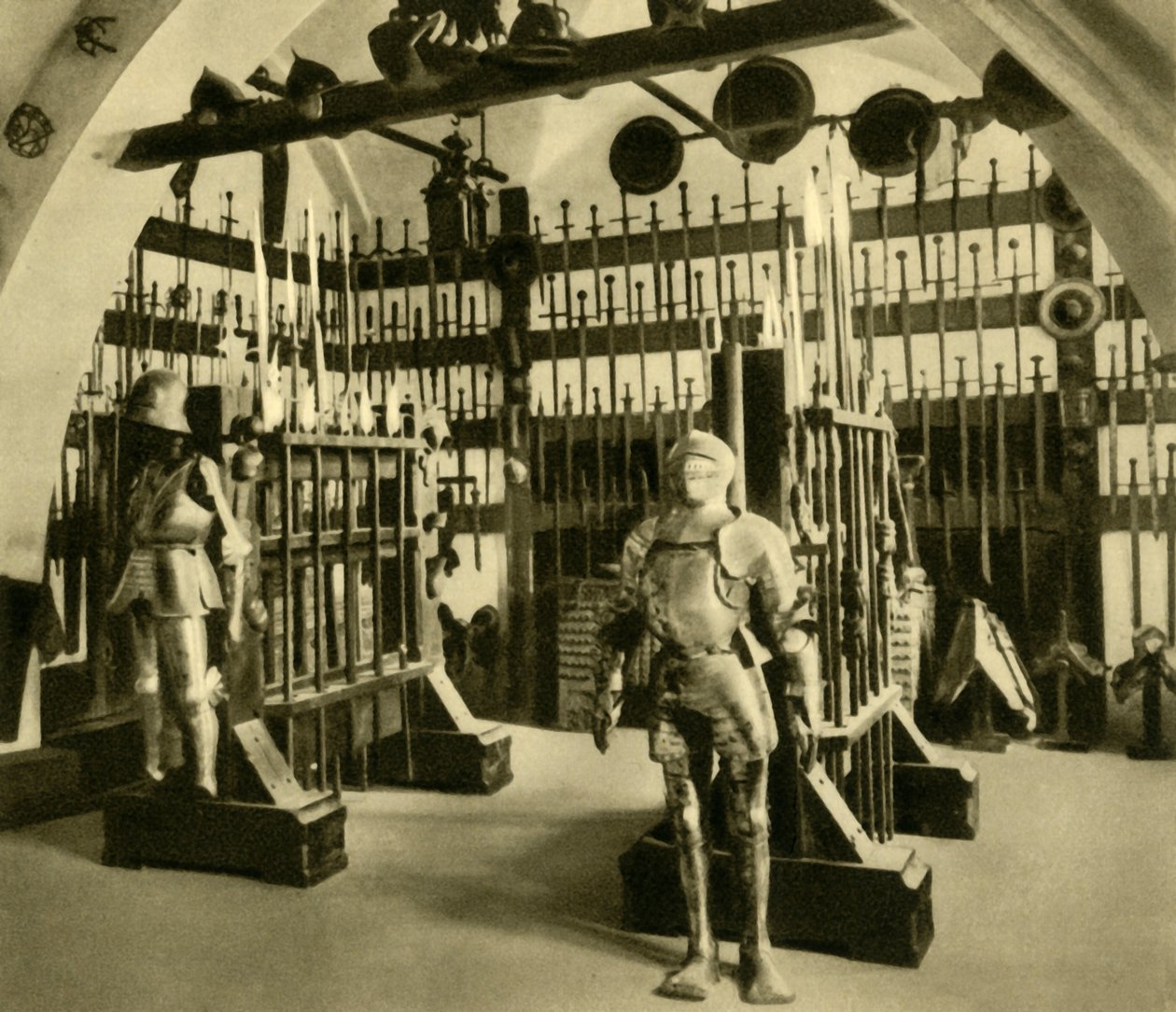 Armoury, Burg Kreuzenstein, Niederösterreich, c1935. av Unbekannt