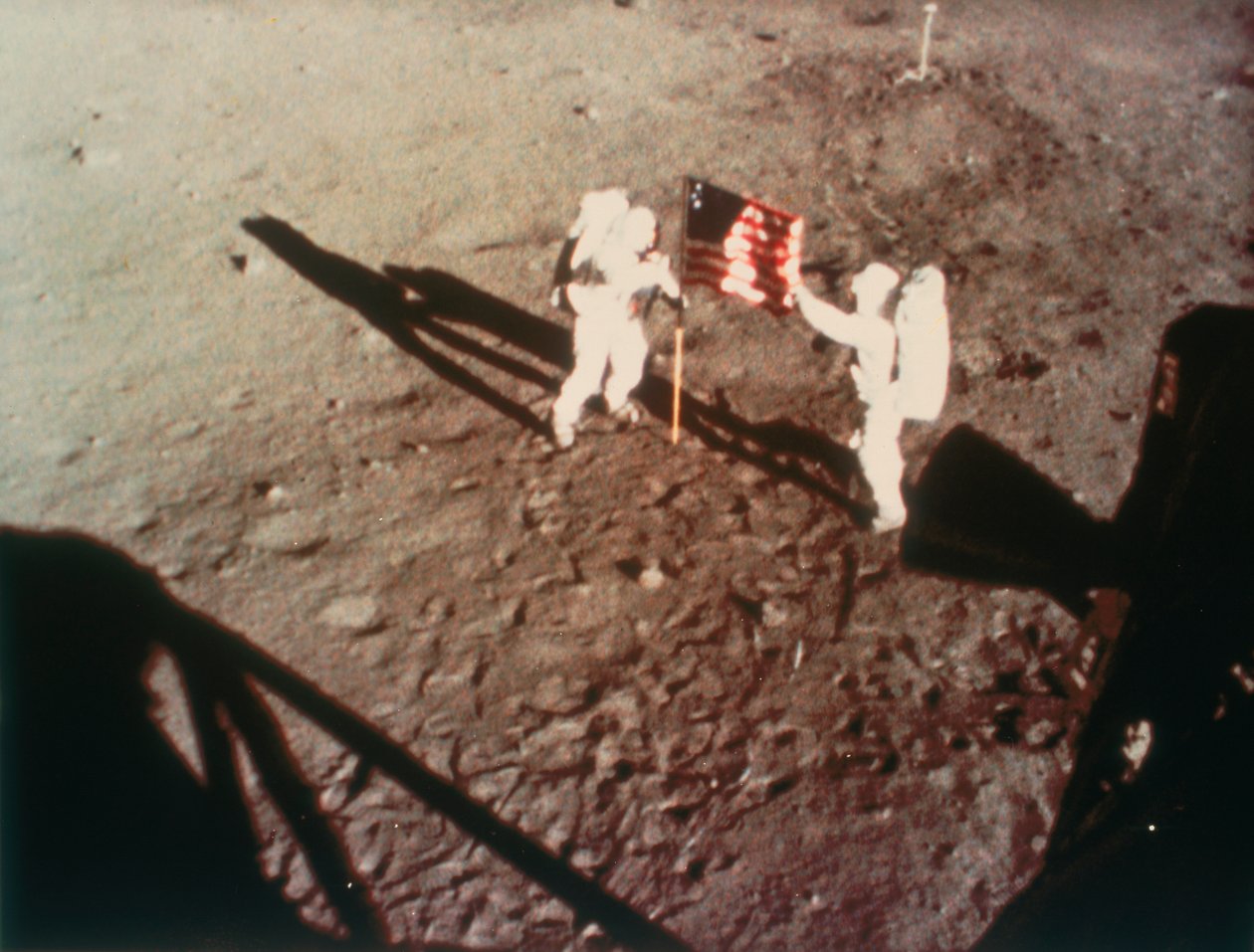 Armstrong og Aldrin åpner det amerikanske flagget på månen, 1969 av Unbekannt