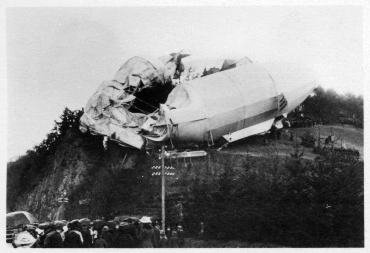 Army Zeppelin Z2 LZ5 strandet nær Weilburg under en storm, Tyskland, 1910 1933 av Unbekannt