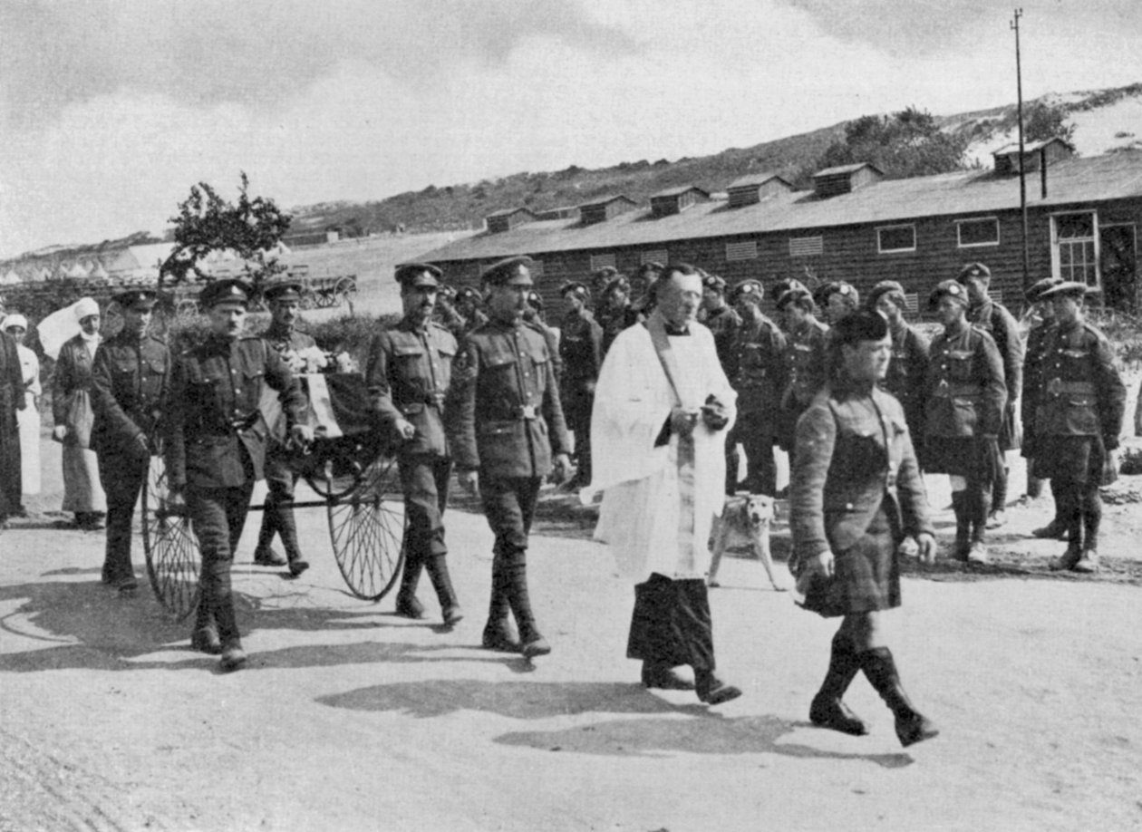 Hærens kapellan tjenestegjorde ved begravelsen av sykepleier drept i luftangrep på britisk base nær Etables, 1918 av Unbekannt