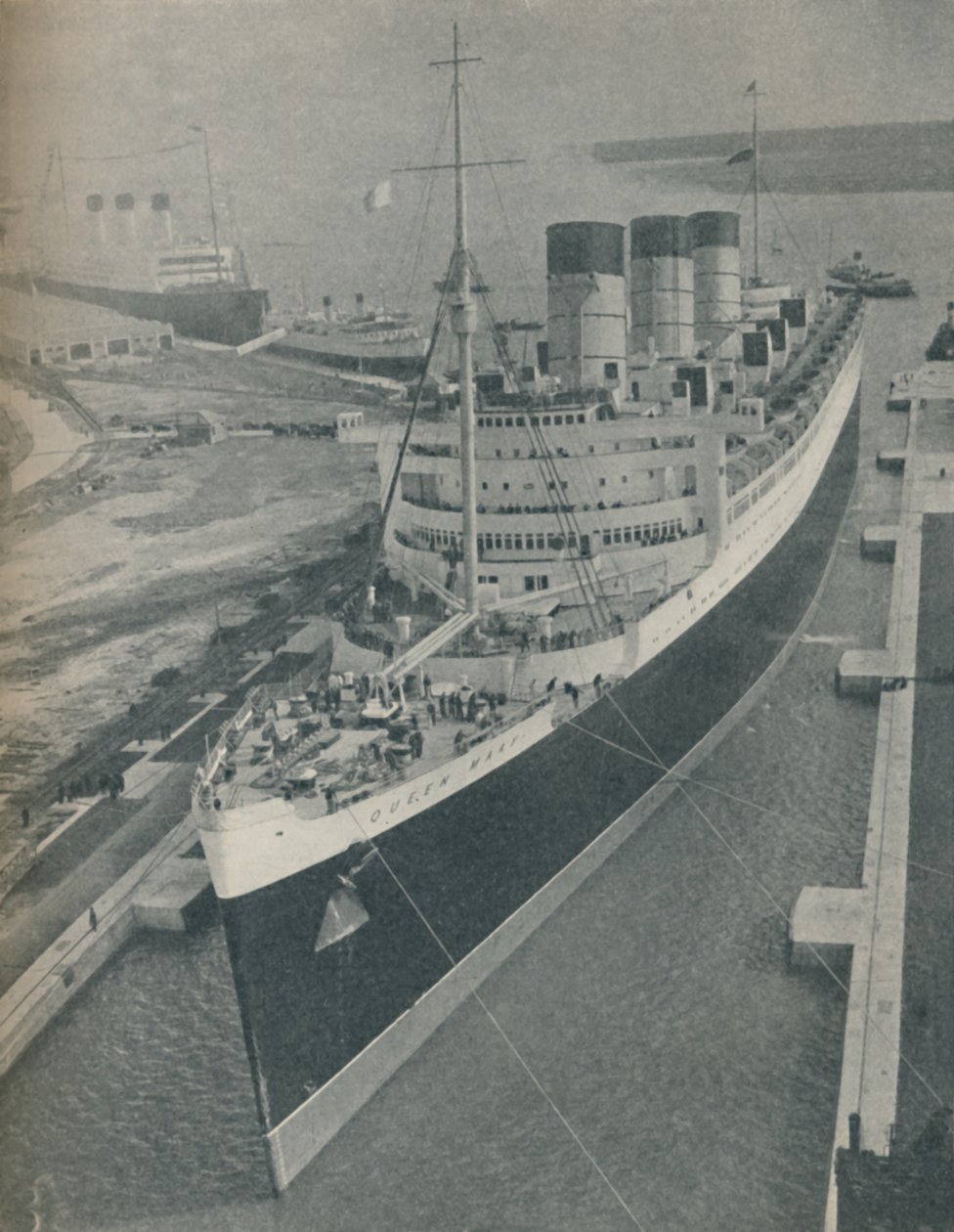 Ankomst av RMS Cunard White Star liner Queen Mary i King George V Graving Dock, 1936 av Unbekannt
