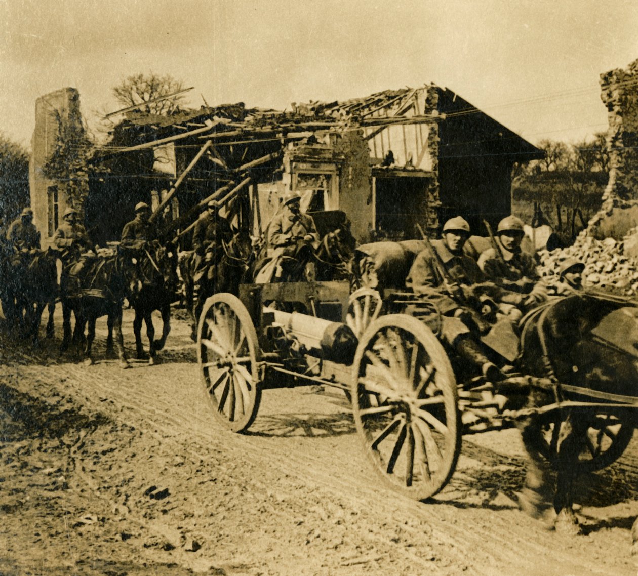 Artilleri som passerer gjennom Beauzée, Nord-Frankrike, c1914-c1918 av Unbekannt