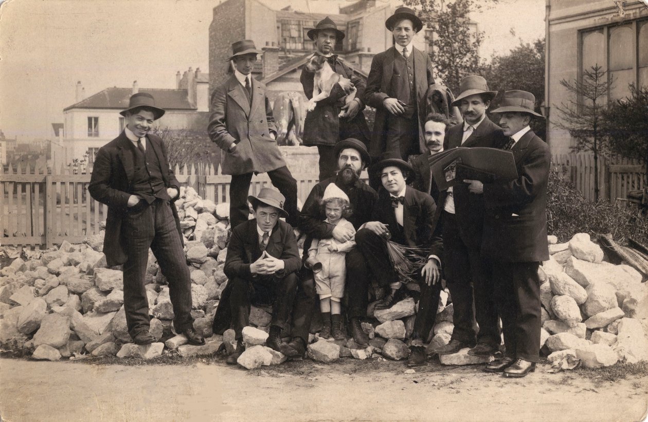 Kunstnere foran La Ruche, Montparnasse, 1914. av Unbekannt