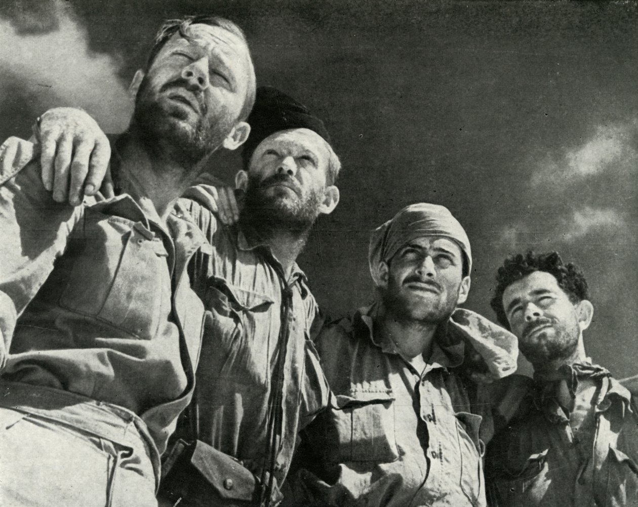 Da tyskerne kastet seg mot Alamein, gikk disse fire mennene inn i de britiske linjene, c1942-1943, 1945 av Unbekannt