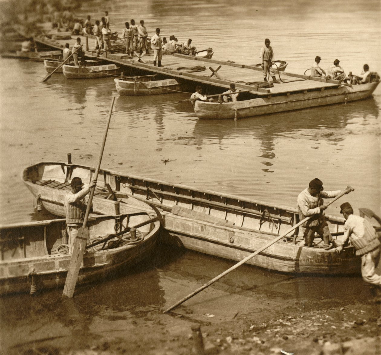 Montering av en pongtongbro, c1914-c1918 av Unbekannt