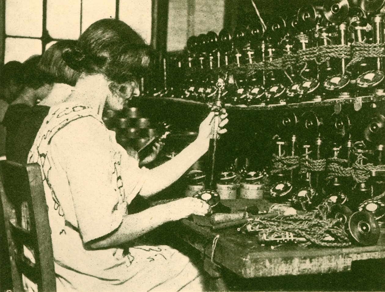 Montering av de nye automatiske telefonene klare for distribusjon til abonnenter, c1930. av Unbekannt