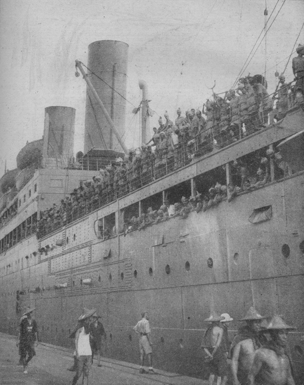 Til Singapore ankommer indiske tropper for å delta i forsvaret av den store festningshavnen., 1941. av Unbekannt
