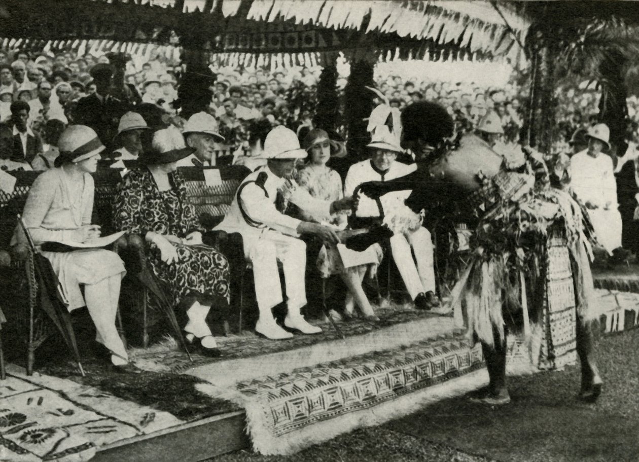 I Suva, Fiji. Presenterer en Tabua-tann av spermhvalen ...1927, 1937. av Unbekannt