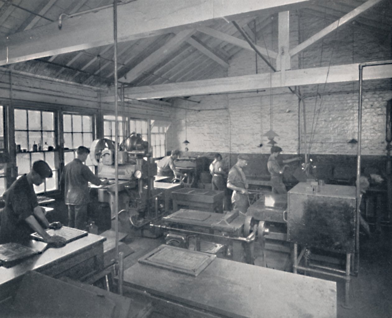 På jobb i støperiet. Lage voksformer av sidene, 1917 av Unbekannt