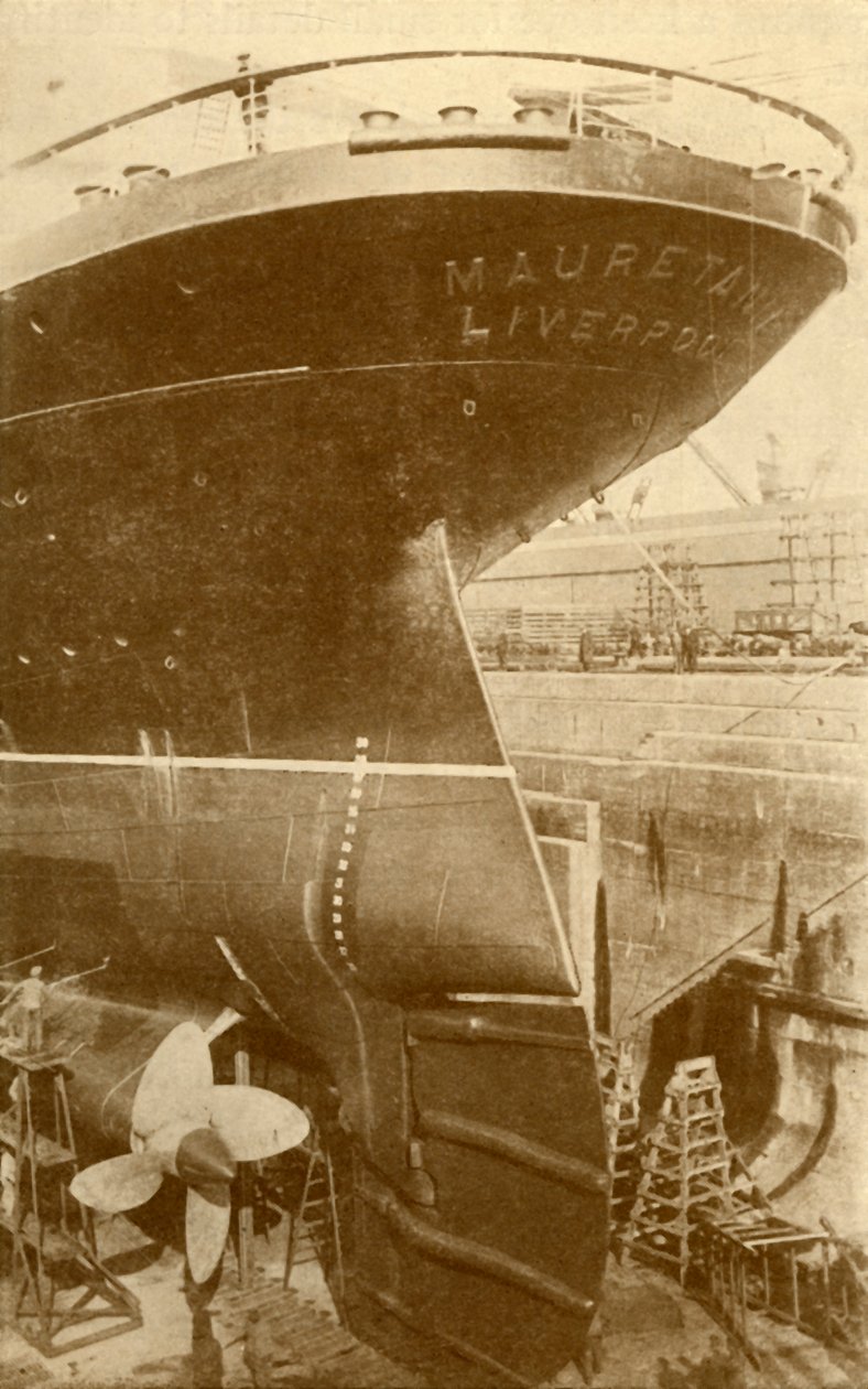 At Work on the Stern of the Mauretania, i Dry Dock, c1930. av Unbekannt