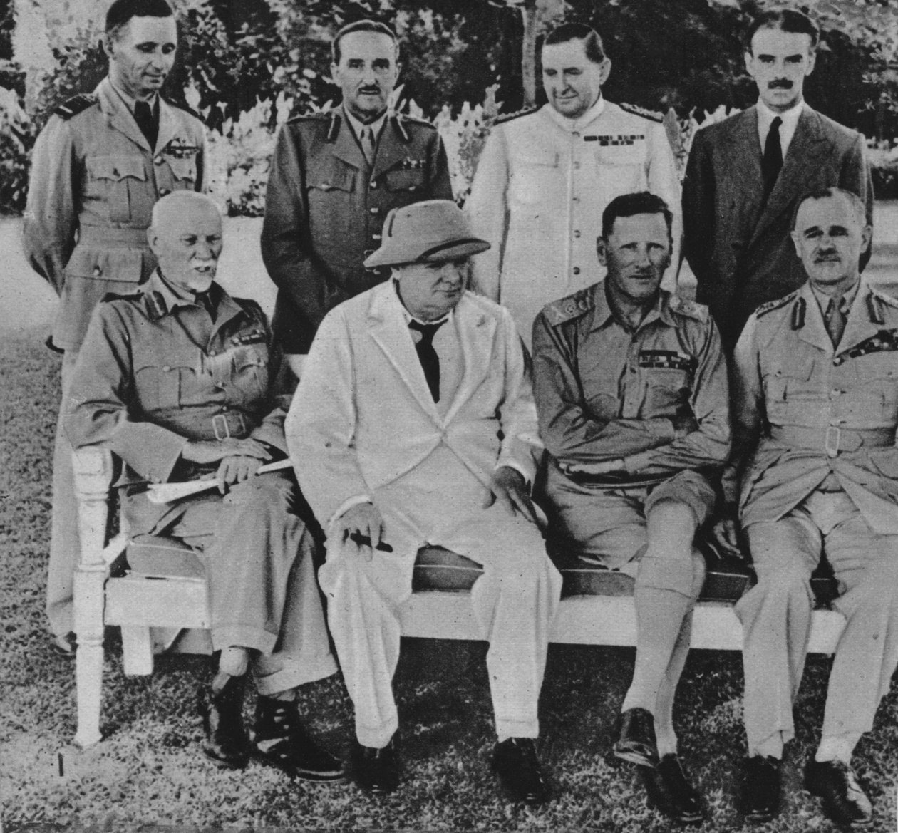 Ved fronten i Egypt: Mr. Churchill i Kairo med medlemmer av Midtøstens krigsråd, 1942 av Unbekannt