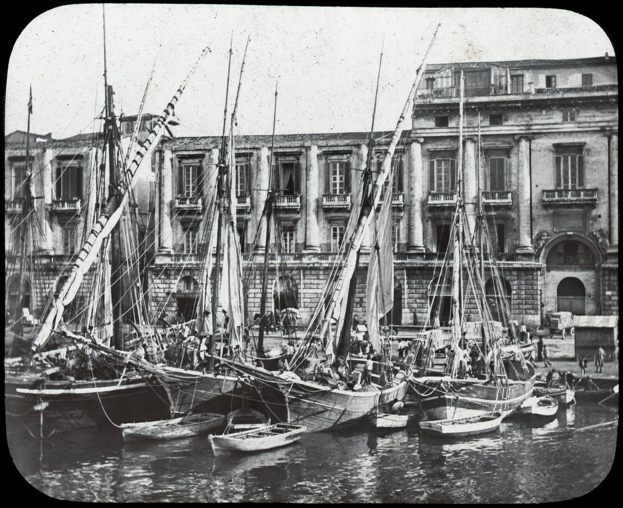 Ved kaien, Messina havn, Sicilia, Italia, slutten av 1800- eller begynnelsen av 1900-tallet av Unbekannt