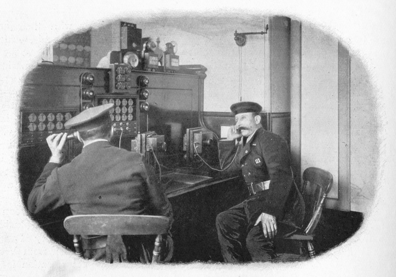 På telefonen, London Fire Brigade, c1900 1901 av Unbekannt