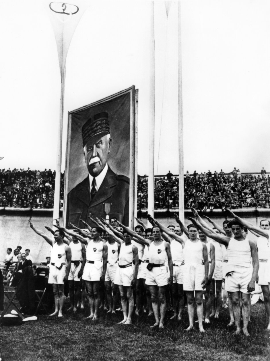 Idrettsutøvere som gir fascistisk hilsen, Parc des Princes, Paris, 1941 av Unbekannt
