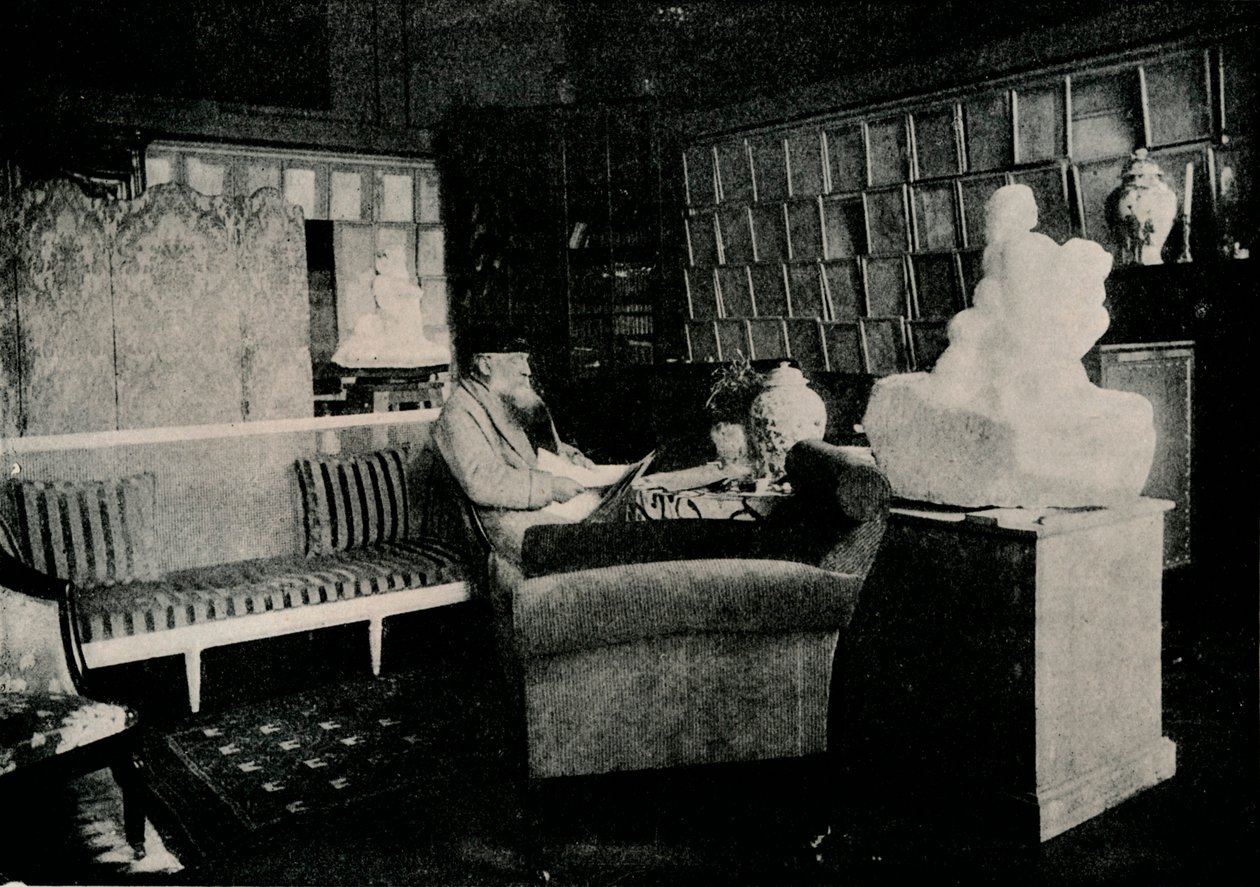 Auguste Rodin blant bøkene hans på 77 Rue De Varenne, c1900 av Unbekannt