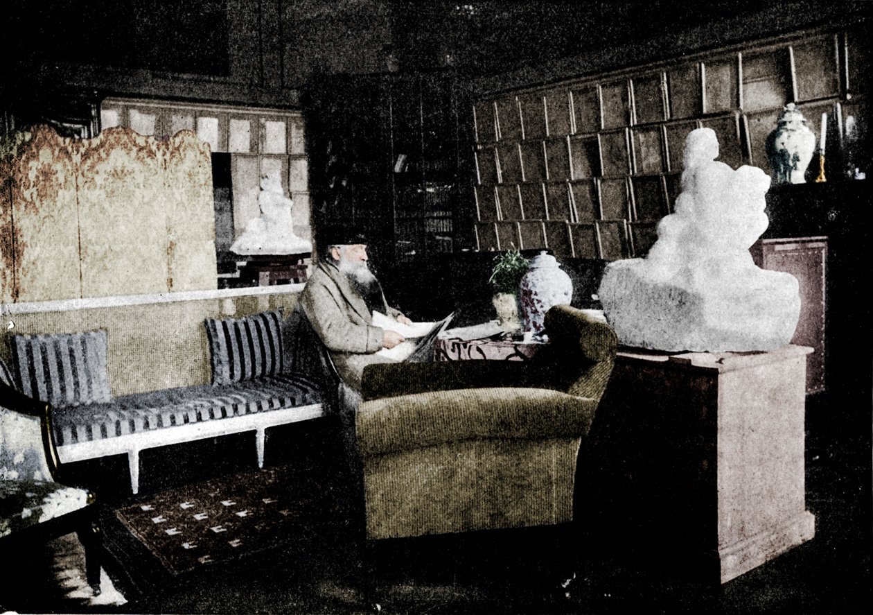 Auguste Rodin blant bøkene hans på 77 Rue De Varenne, c1900 av Unbekannt