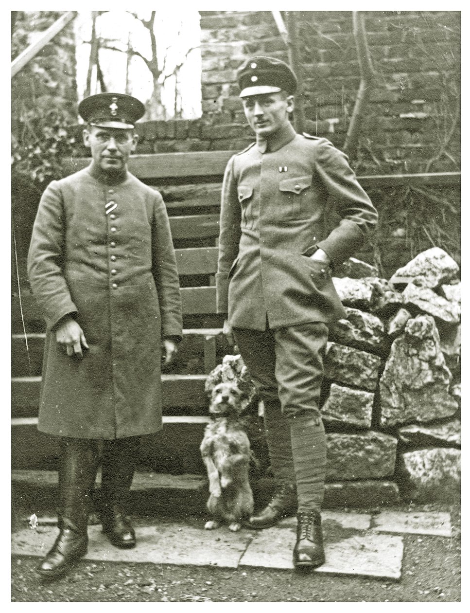 Østerrikske eller italienske soldater med en hund, februar 1918 (bilde) av Unbekannt