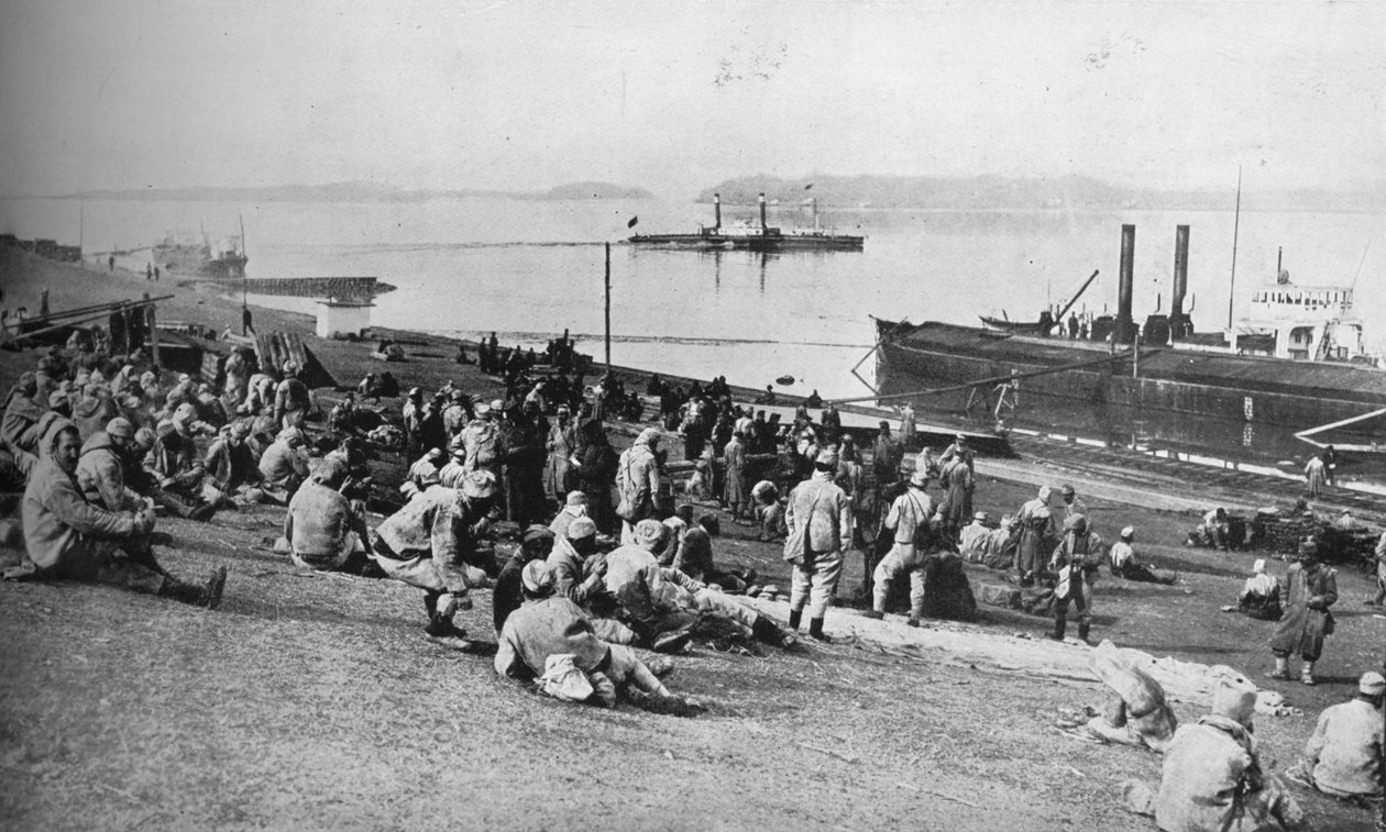 Østerrikske fanger tatt av serbere som hviler midt på dagen ved bredden av Donau, 1915. av Unbekannt