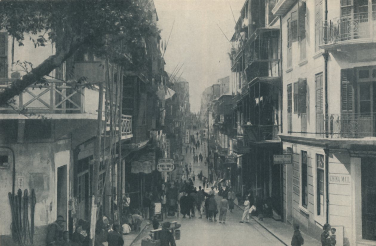 Balkongbygninger på en folkevei som går mot øst og vest, c1935 av Unbekannt