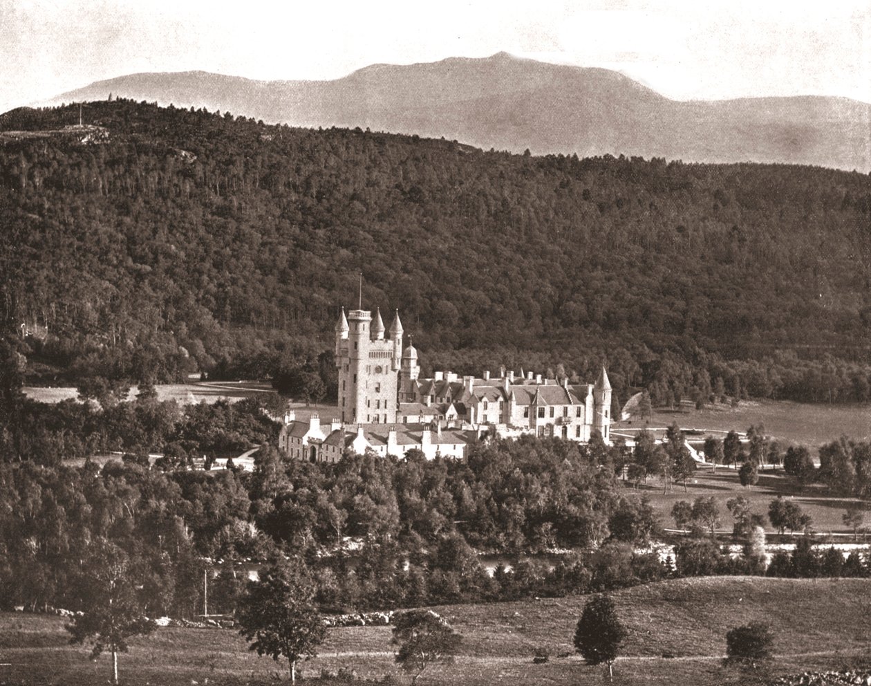 Balmoral Castle, Aberdeenshire, Skottland, 1894. av Unbekannt