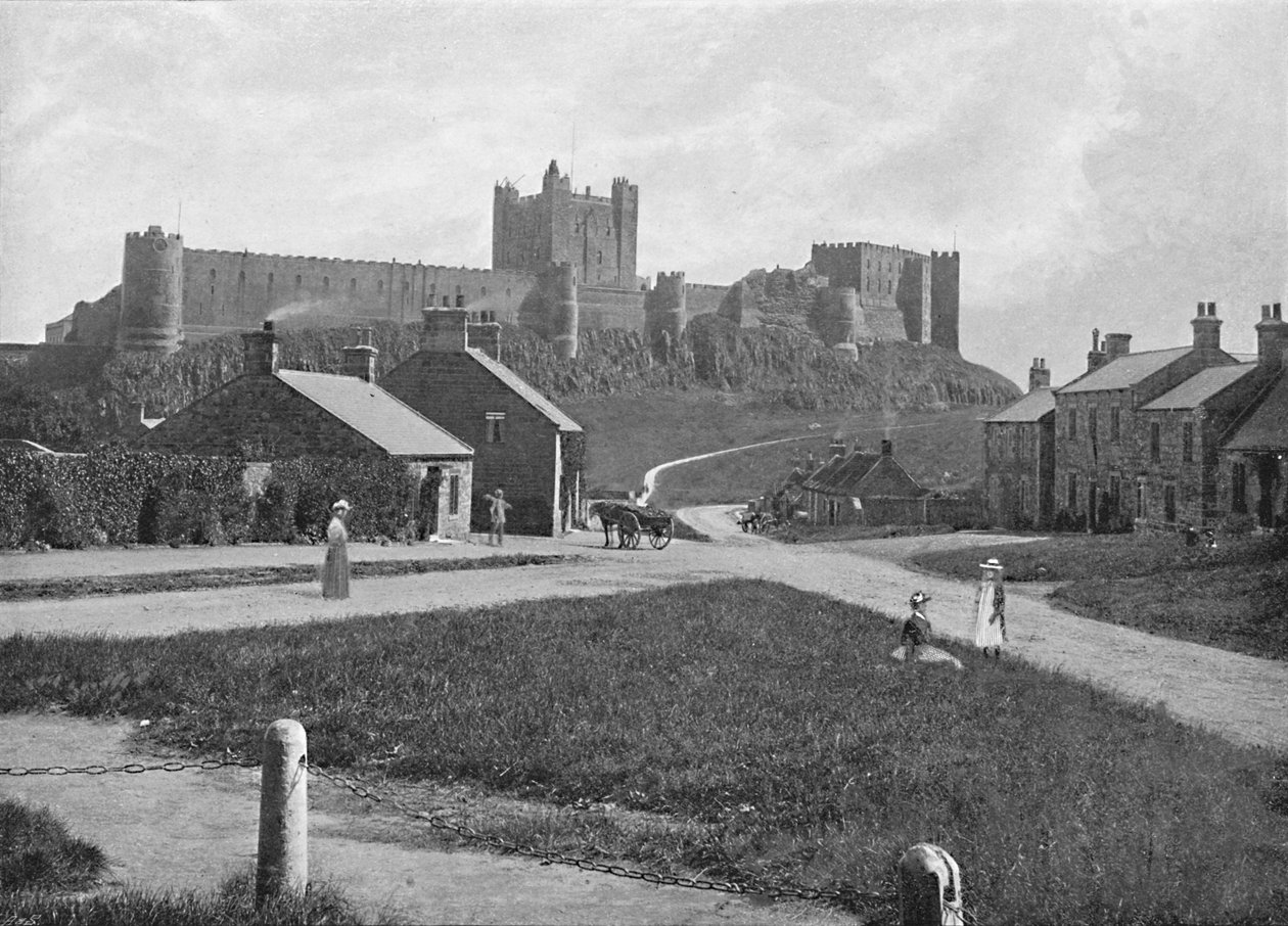 Bamborough Castle, fra landsbyen, c1896 av Unbekannt