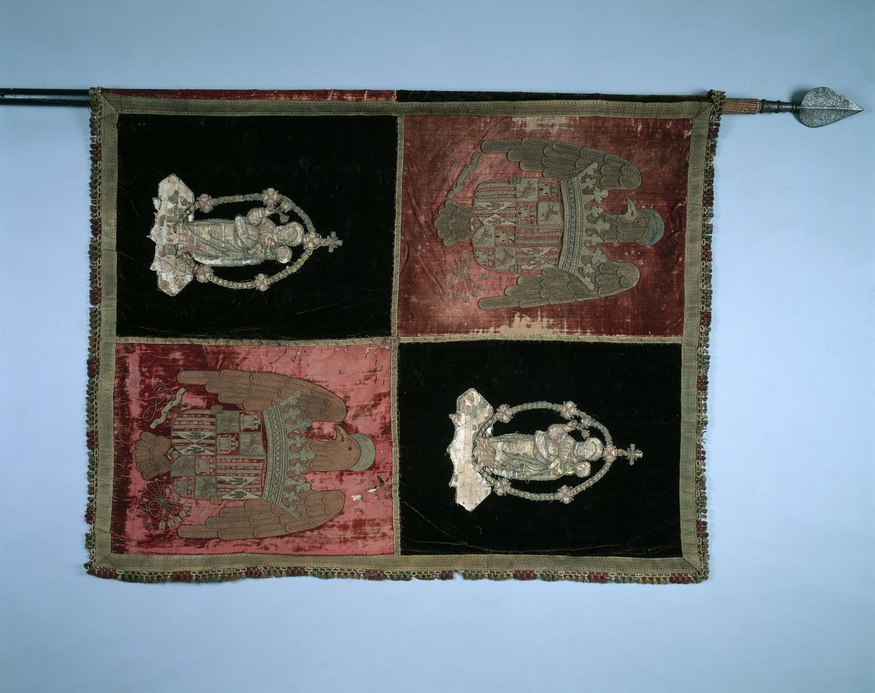 Banner med en Kvartert Royal Arms of Spain and the Madonna and Child, 1500-tallet. av Unbekannt