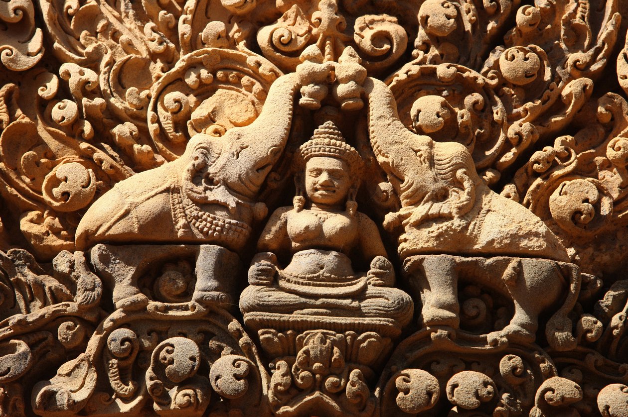 Banteay Srei-tempelet i Angkor i Kambodsja. Lakshmi, hinduistiske gudinne for rikdom og kone til guden Vishnu, blir stenket med hellig vann av to elefanter Siem Reap Kambodsja av Unbekannt