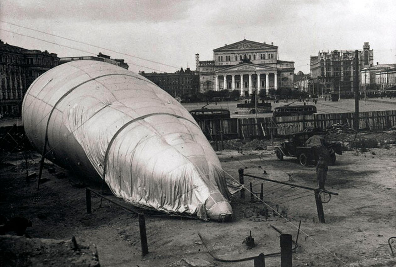 Sperreballong ved Bolshoi Theatre, Moskva, USSR, 1942 av Unbekannt