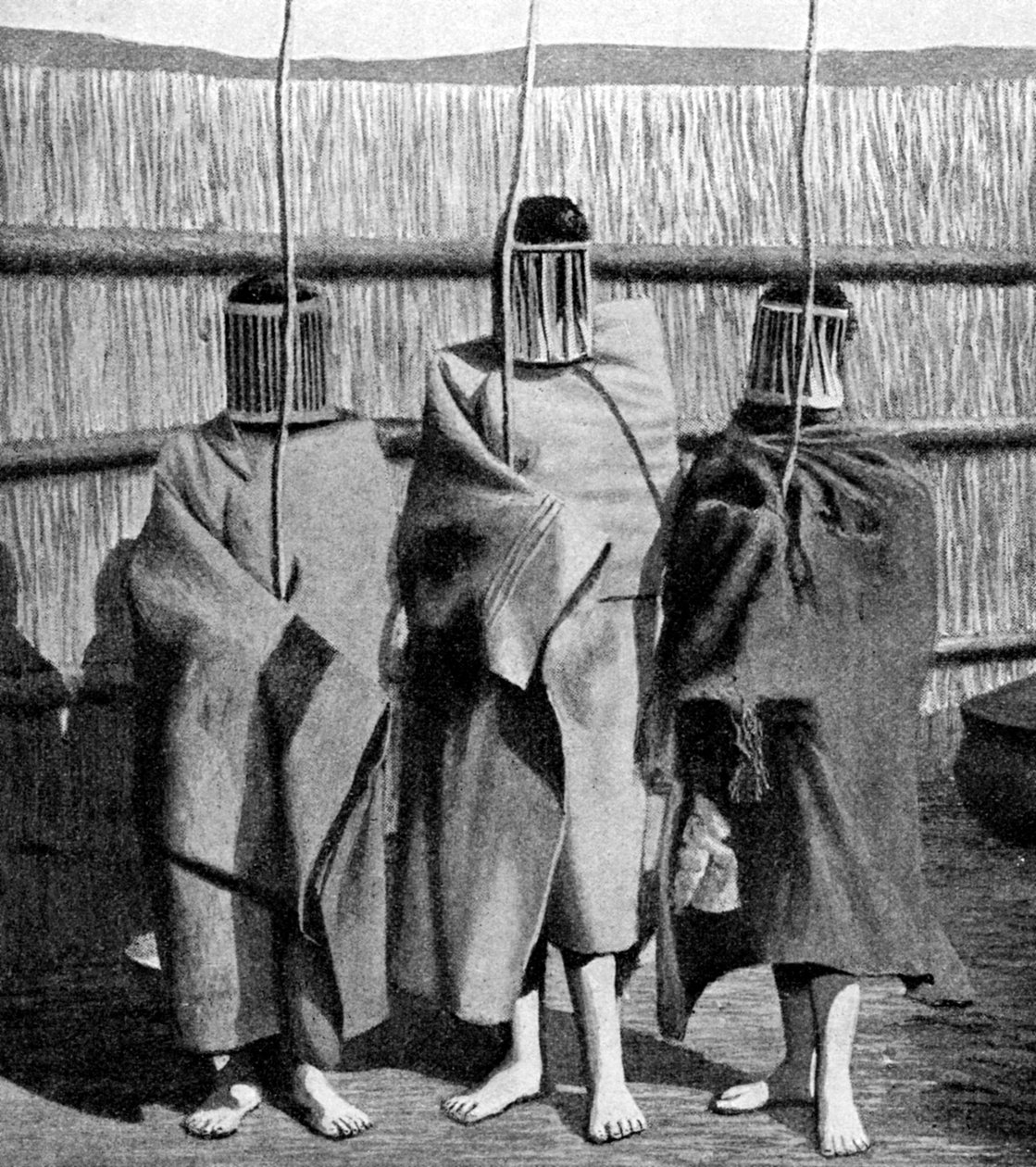 Basuto-jentebruder i en periode med innvielse i det voksne stammesamfunnet, Lesotho, 1922 av Unbekannt