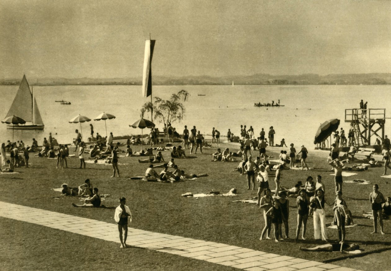 Badende ved bredden av Bodensjøen, Bregenz, Østerrike, c1935. av Unbekannt