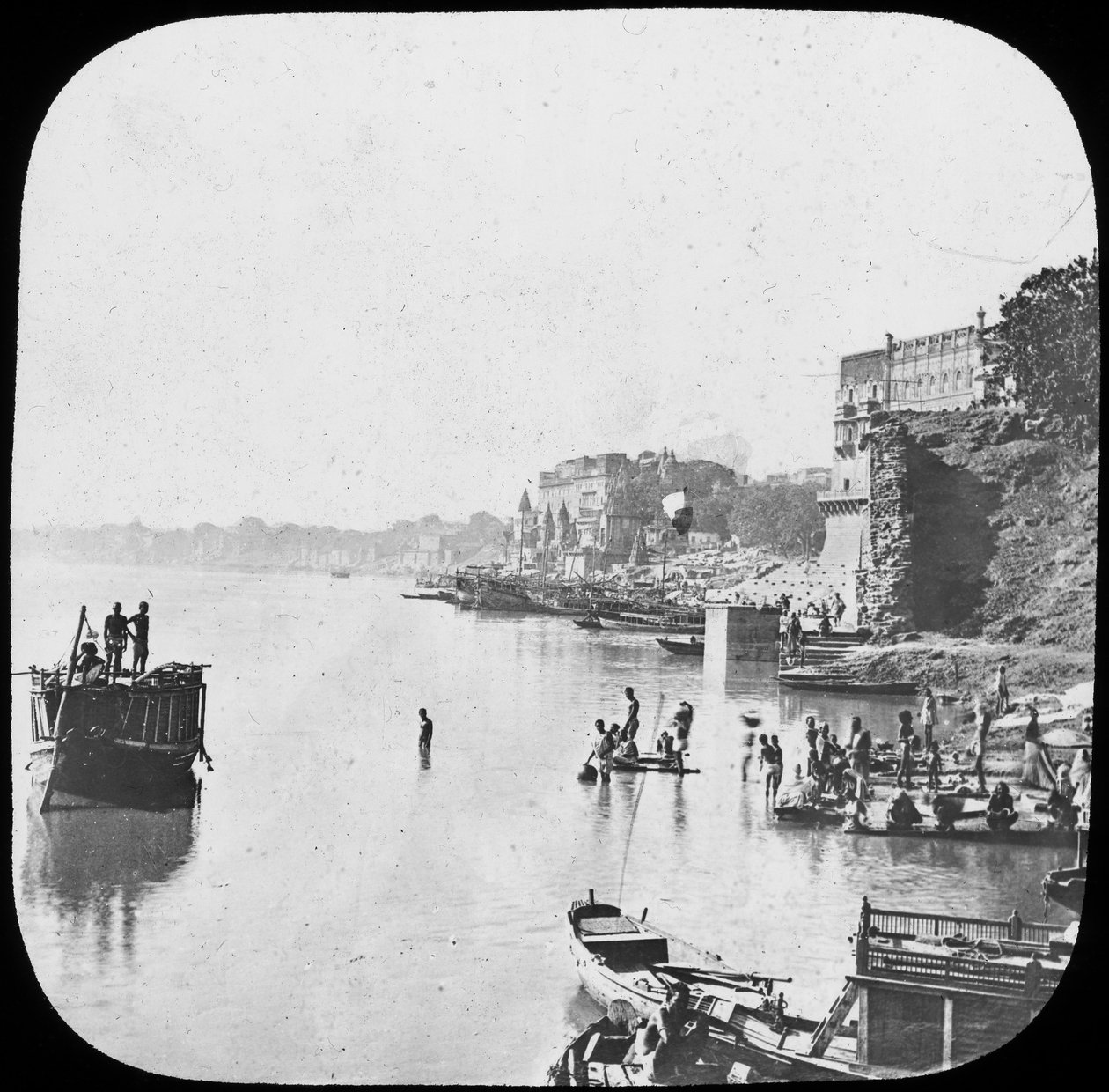Badende ghat i Benares, India, sent på 1800- eller begynnelsen av 1900-tallet av Unbekannt