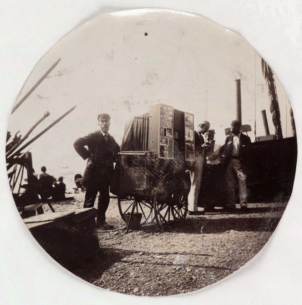 "Strandfotograf", vers 1890 av Unbekannt