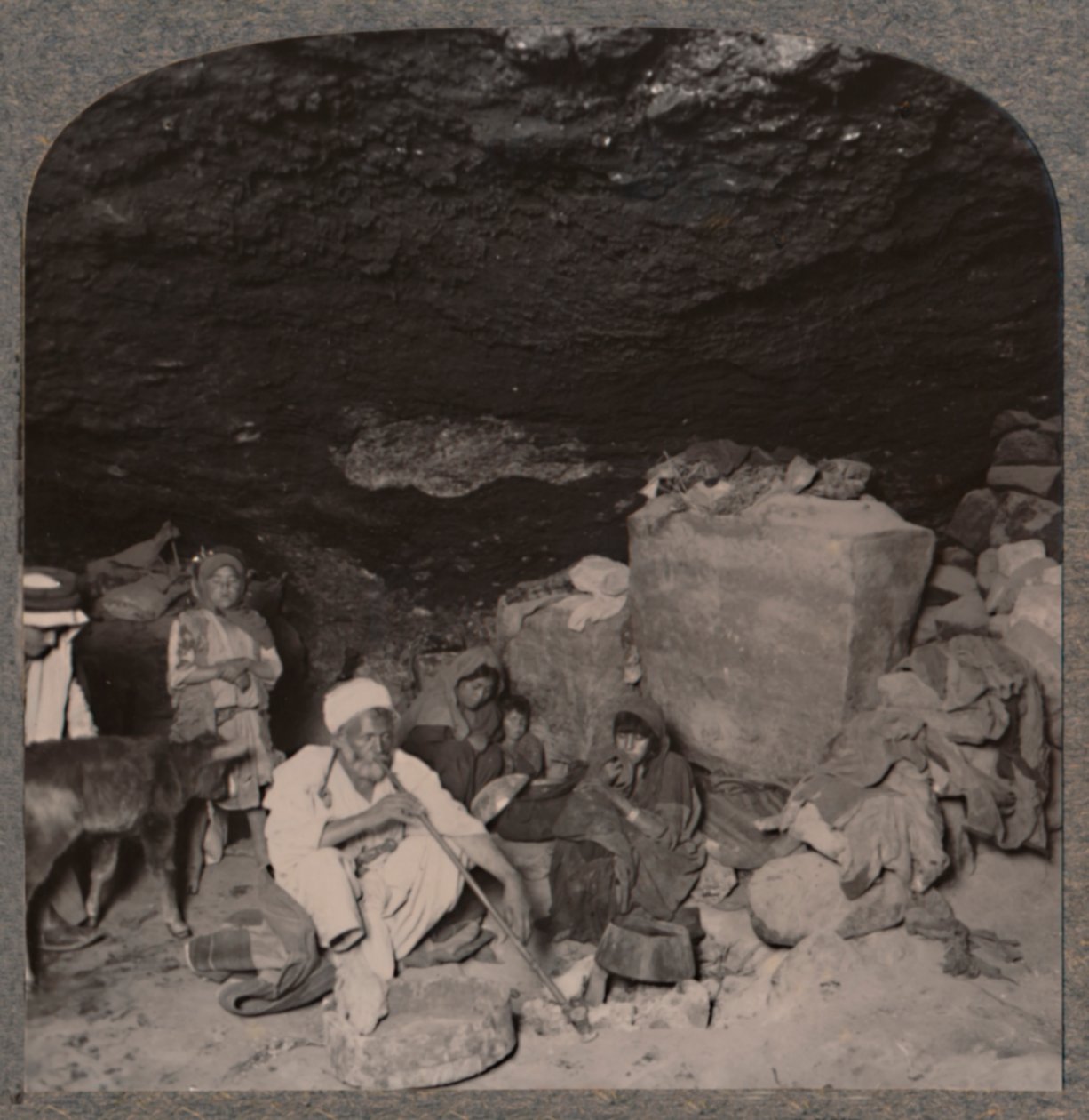 Beduin-hulebeboere i hulene sine, ca 1900 av Unbekannt