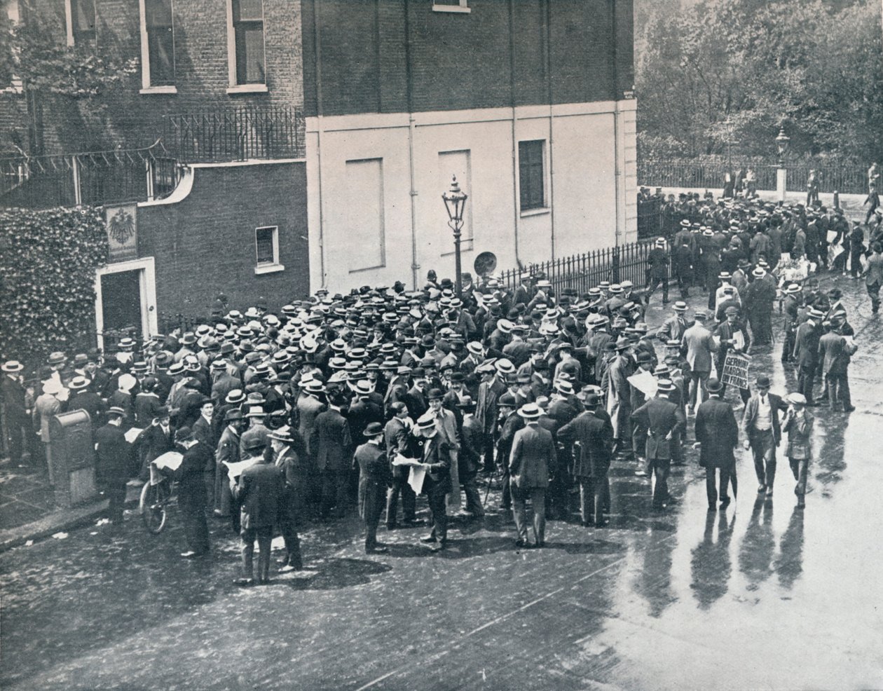 Før England erklærte krig: Tyske reservister ventet utenfor det tyske konsulatet i London, 1914 av Unbekannt