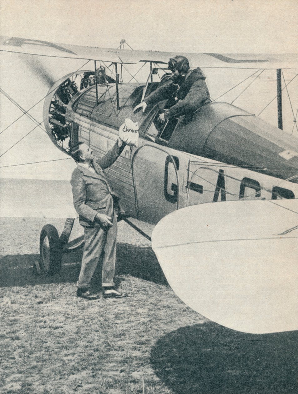 Før den første flyturen over Mount Everest, 1933 c1937 av Unbekannt