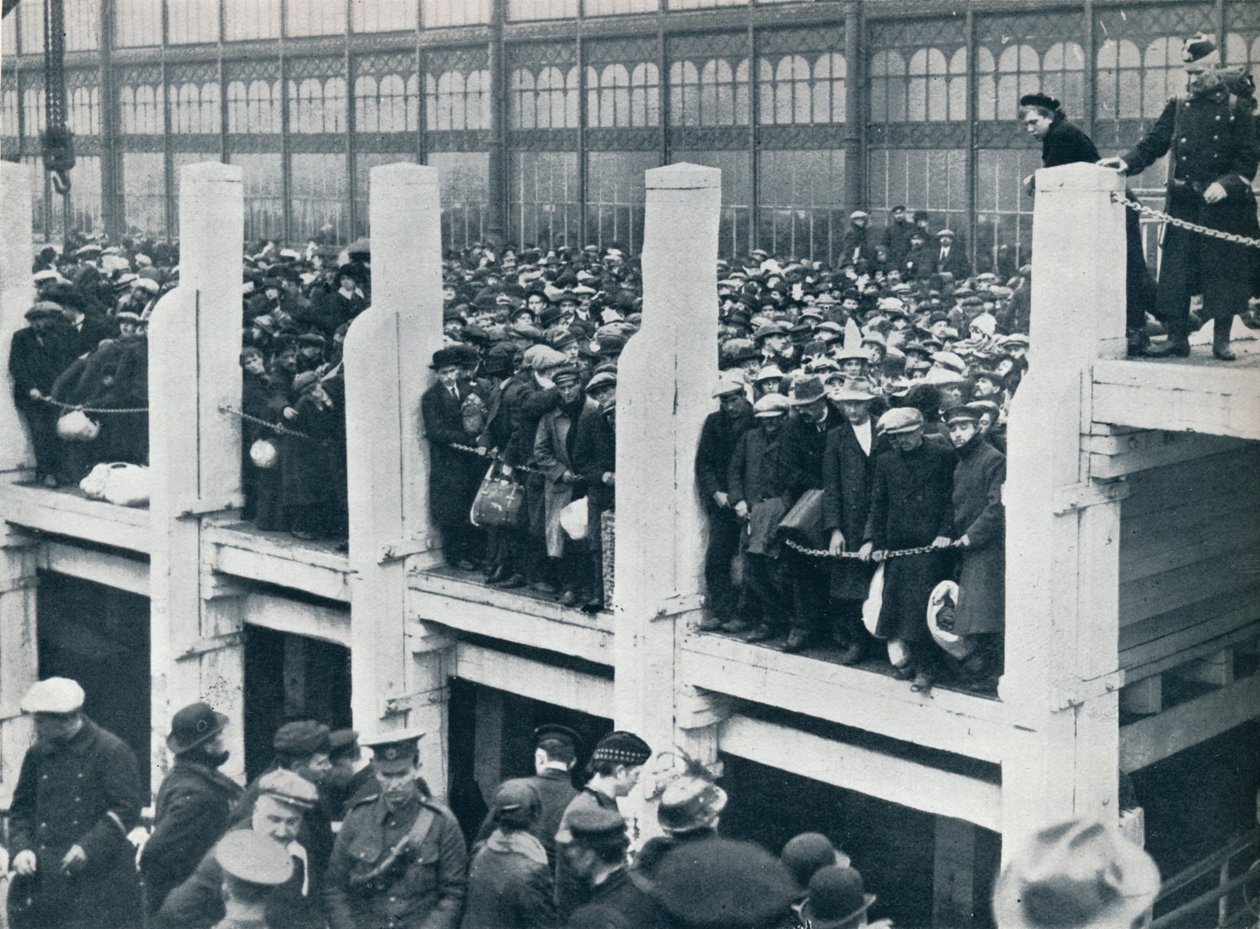 Belgiske flyktninger på havnen i Oostende som ventet på en båt som skulle ta dem til England, 1914. av Unbekannt