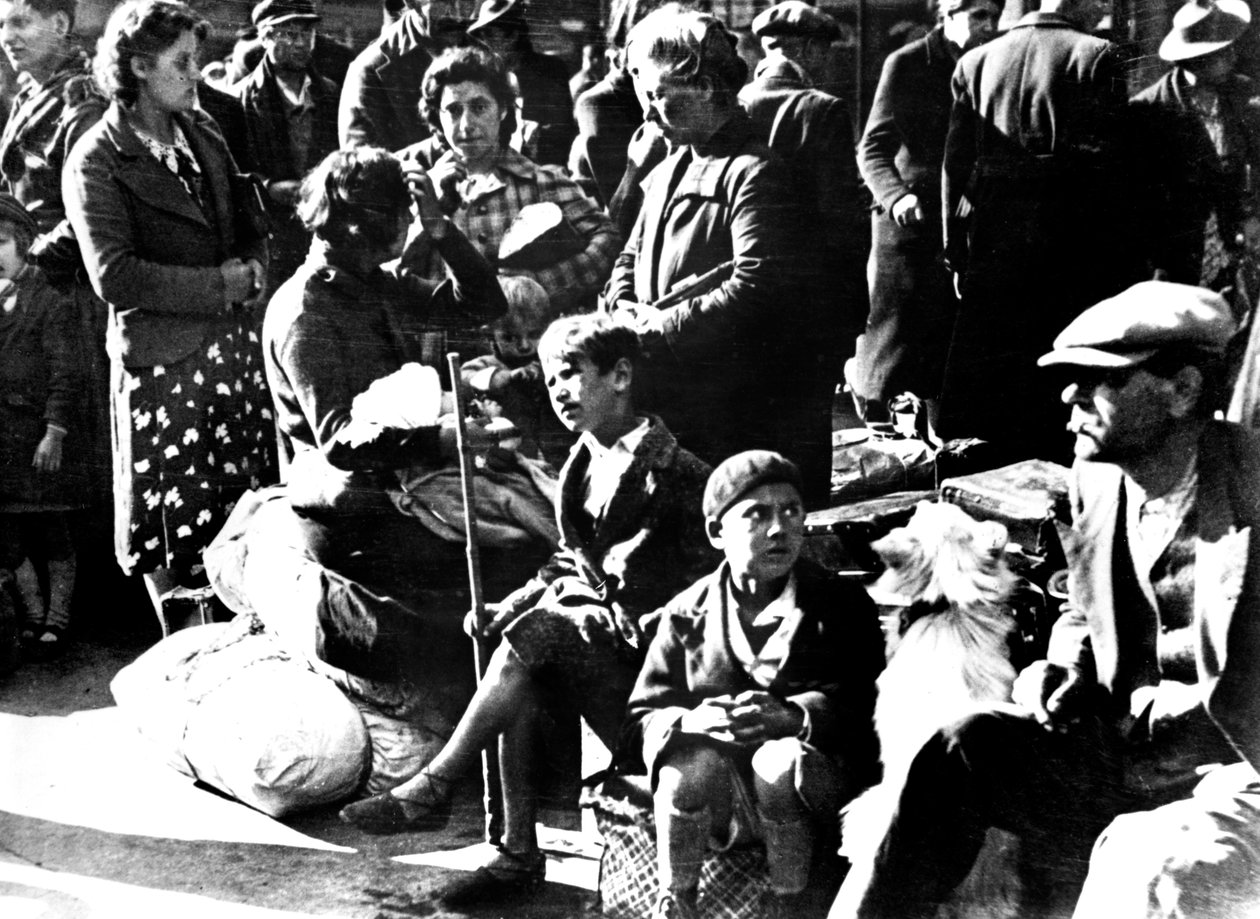 Belgiske flyktninger med sykler og eiendeler utenfor Gare du Nord, Paris, juli 1940 av Unbekannt