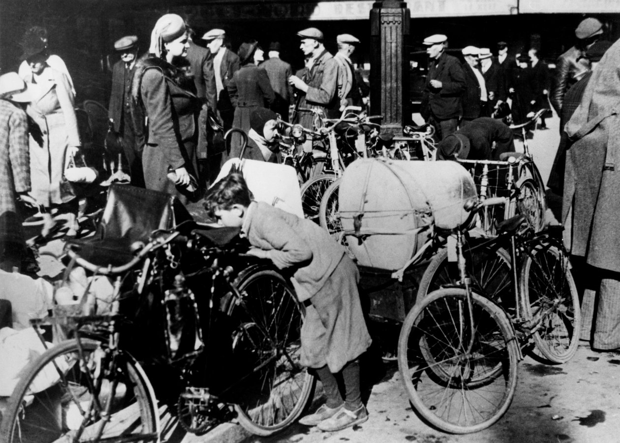 Belgiske flyktninger med sykler og eiendeler utenfor Gare du Nord, Paris, juli 1940 av Unbekannt