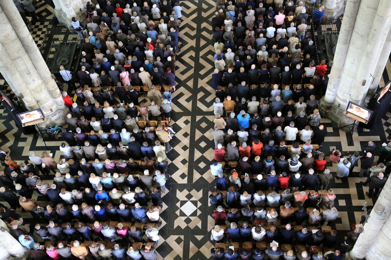 Troendes forsamling. Bispeordinasjon. Amiens katedral, Amiens, Frankrike av Unbekannt