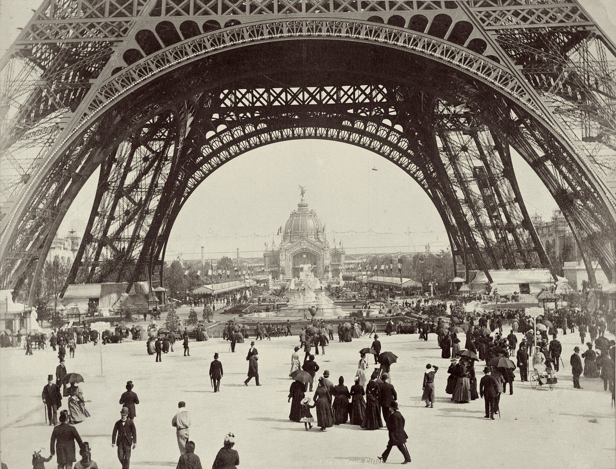 Under Eiffeltårnet, Paris, 1889 av Unbekannt