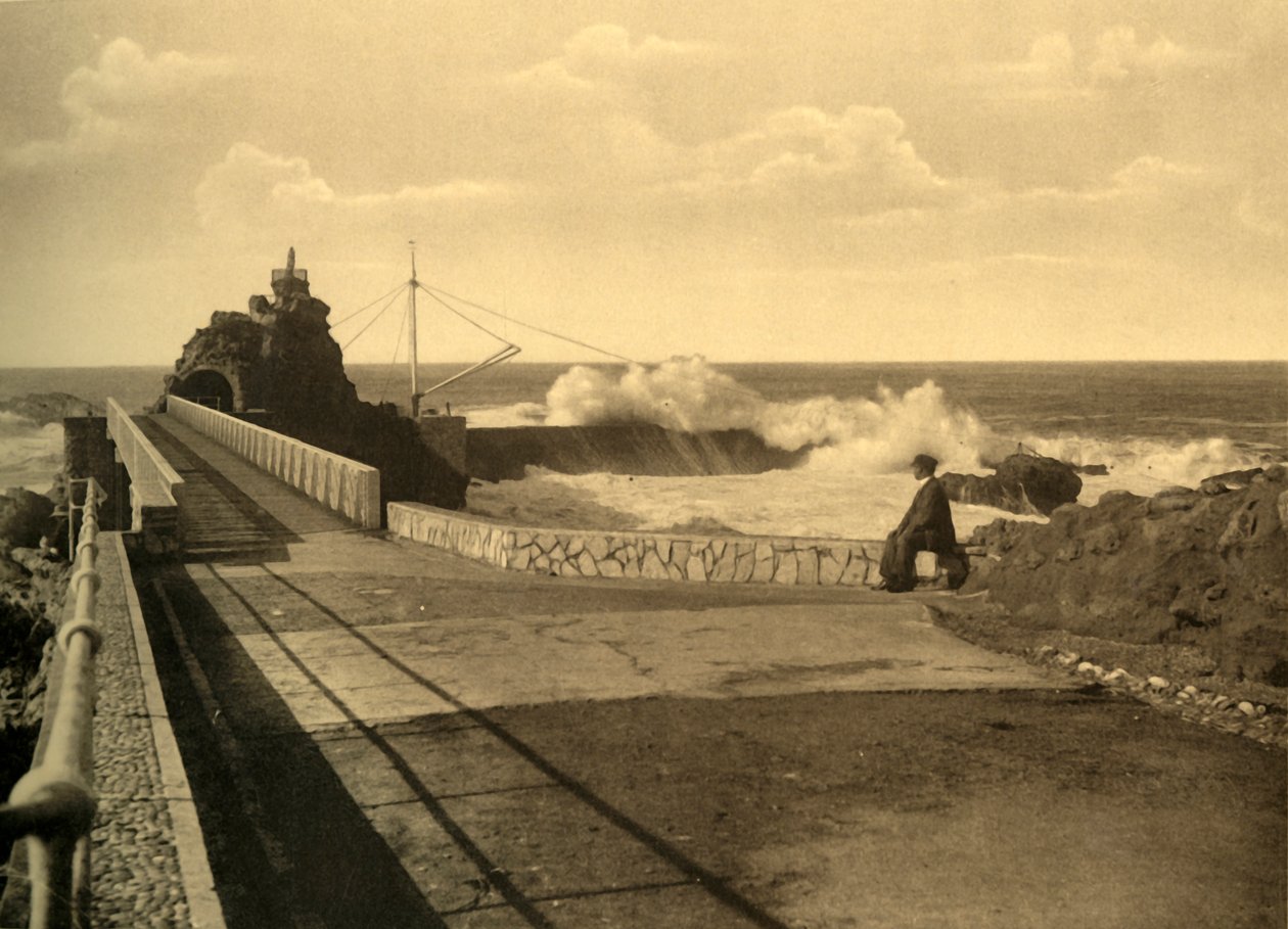 Biarritz - Ved Rocher de la Vierge ved store remps, c1930. av Unbekannt