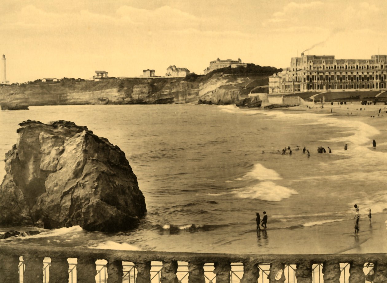 Biarritz - Hotel du Palais og bukten, c1930. av Unbekannt