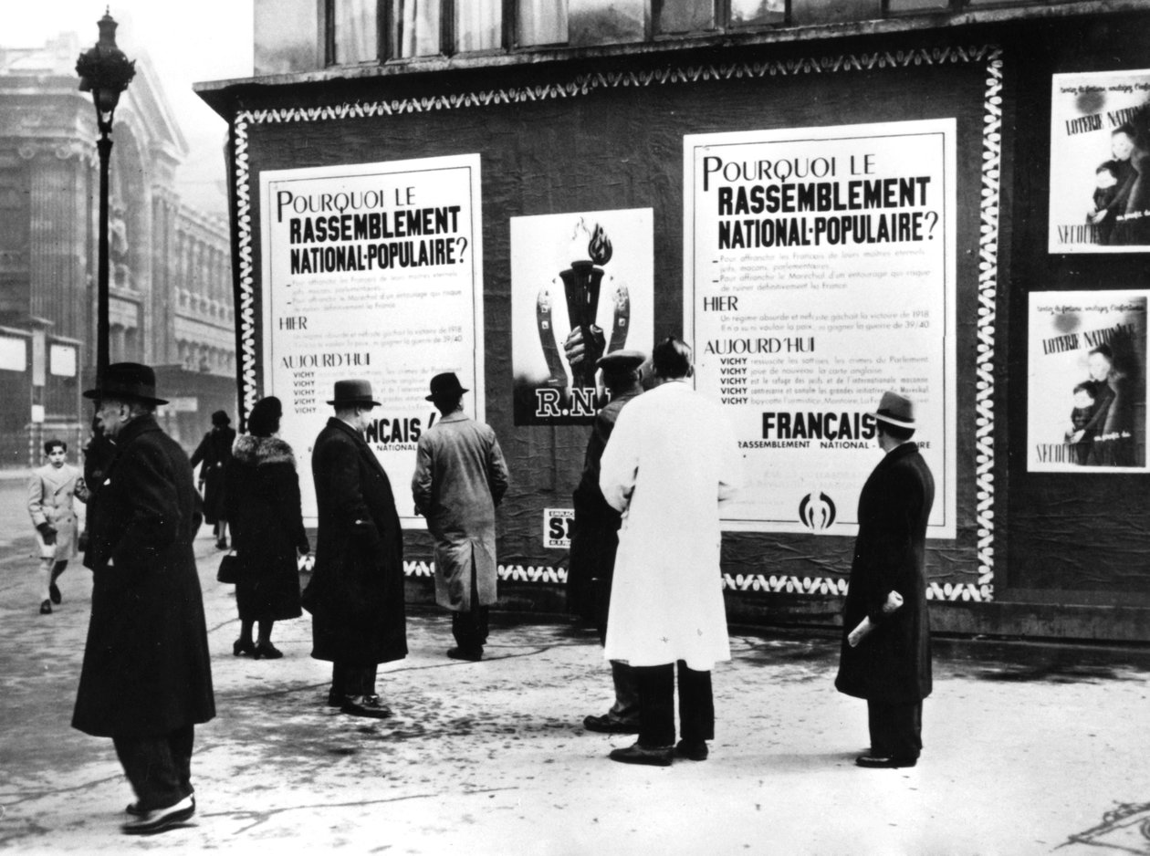 Billboard som viser Rassemblement Nationale Populaire-plakater, tysk-okkuperte Paris, februar 1941 av Unbekannt