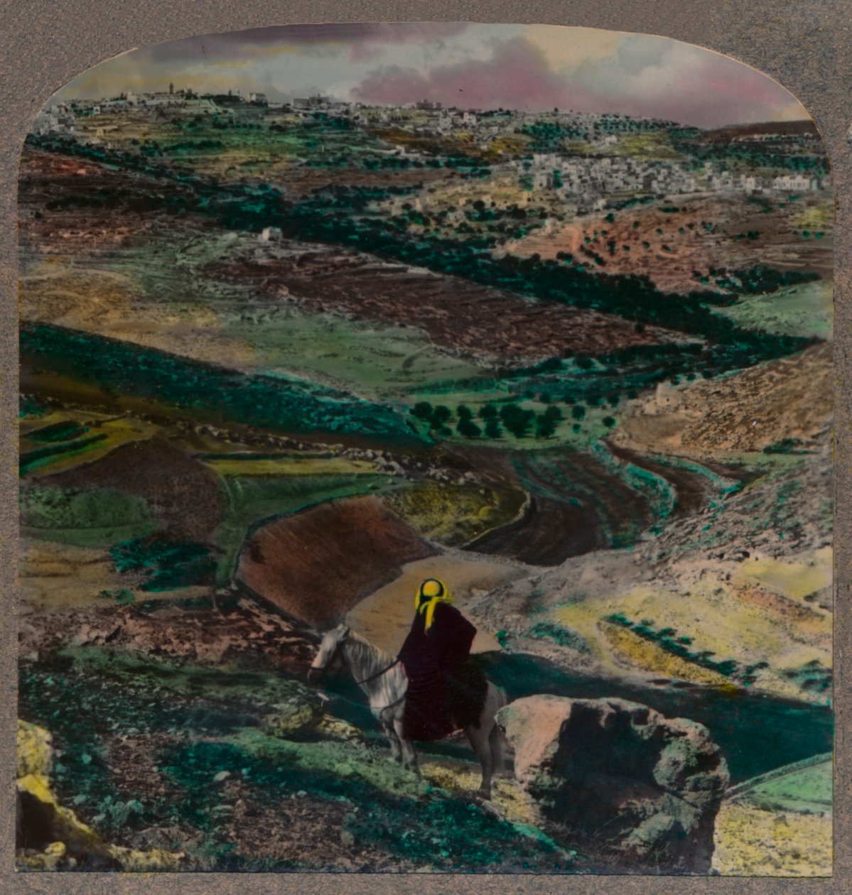 Fugleperspektiv av Betlehem, med vingårder og olivenlunder, c1900 av Unbekannt