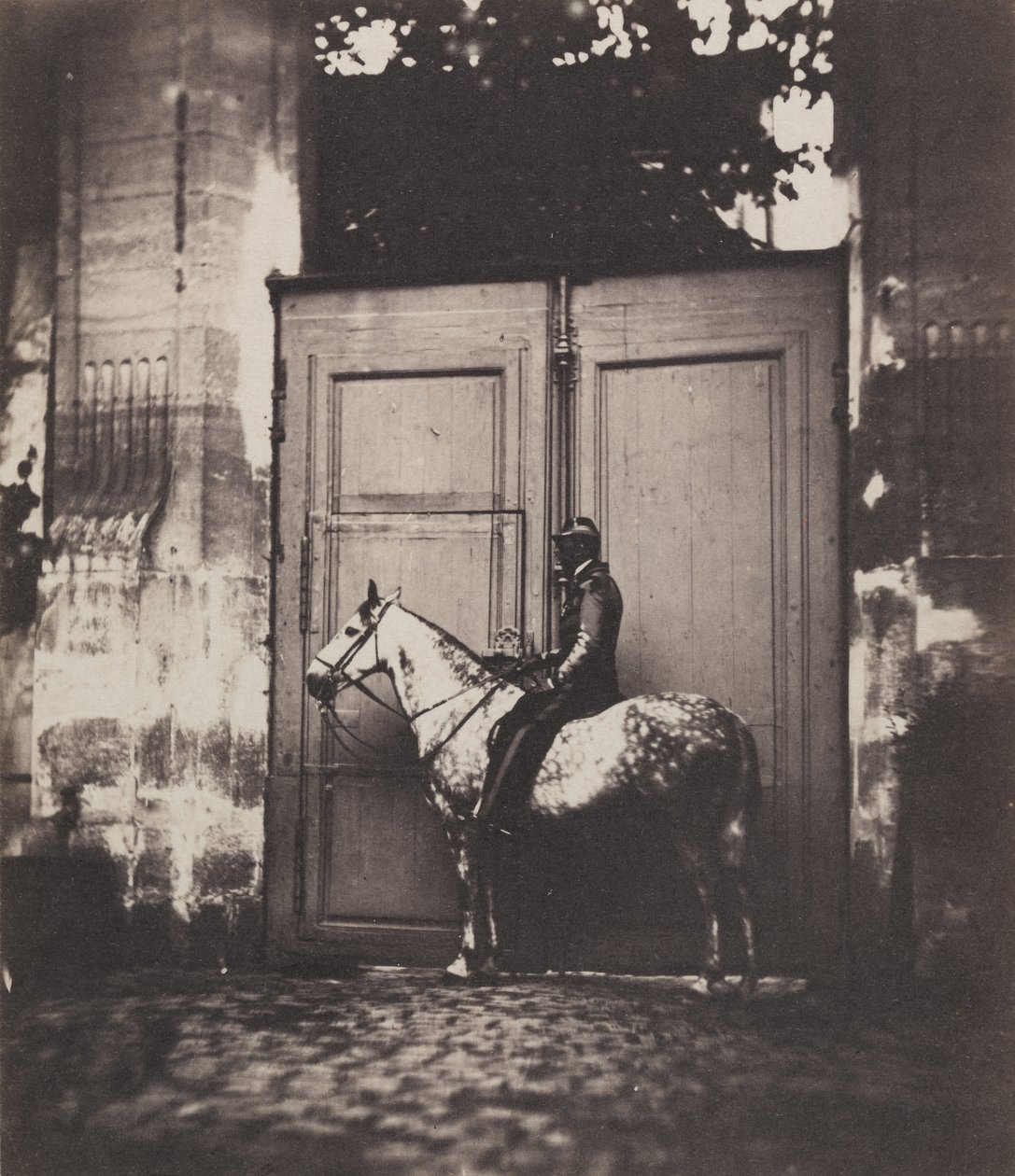 Black Horseman foran en døråpning, ca. 1855. av Unbekannt