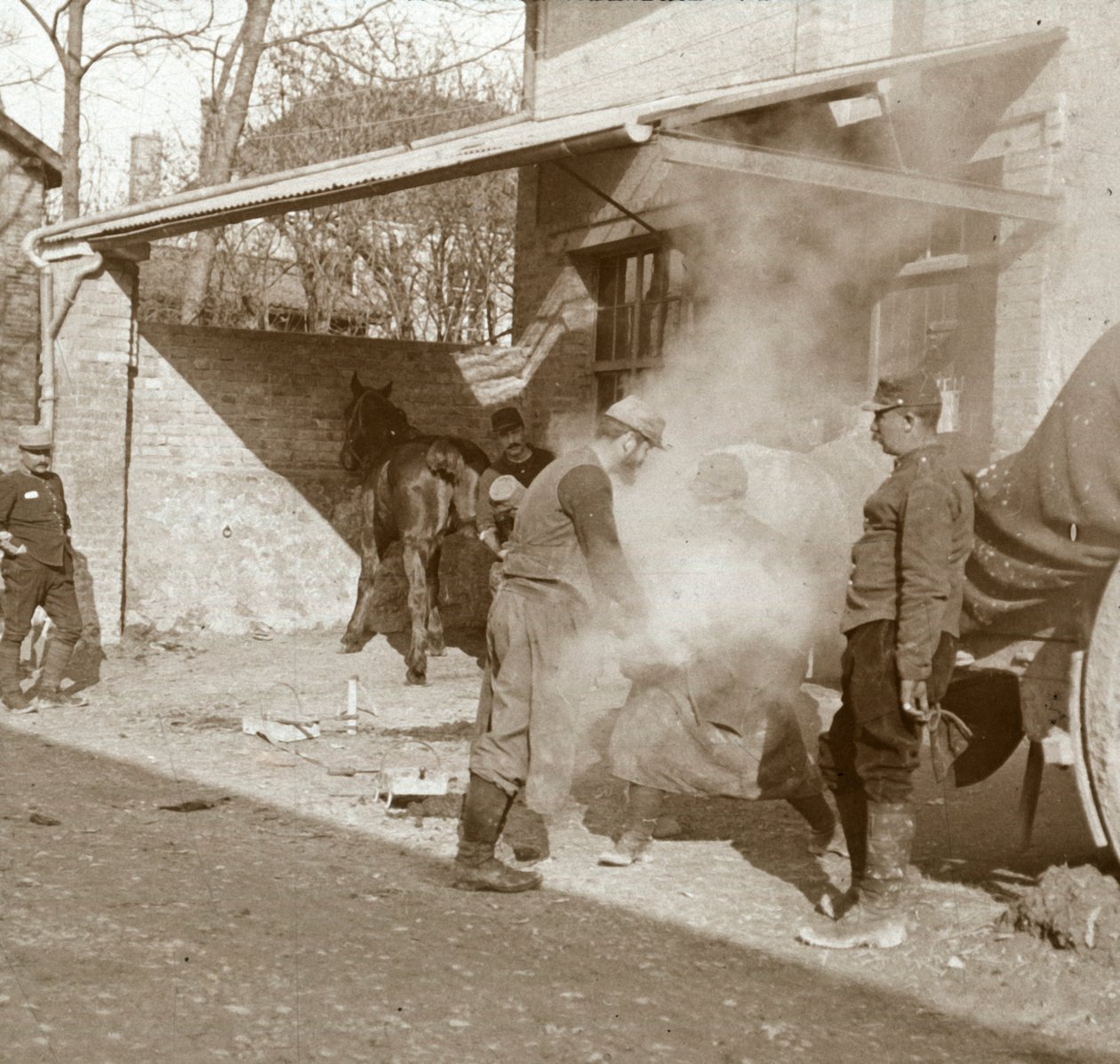 Smed som skohest, Suippes, Nord-Frankrike, c1914-c1918 av Unbekannt