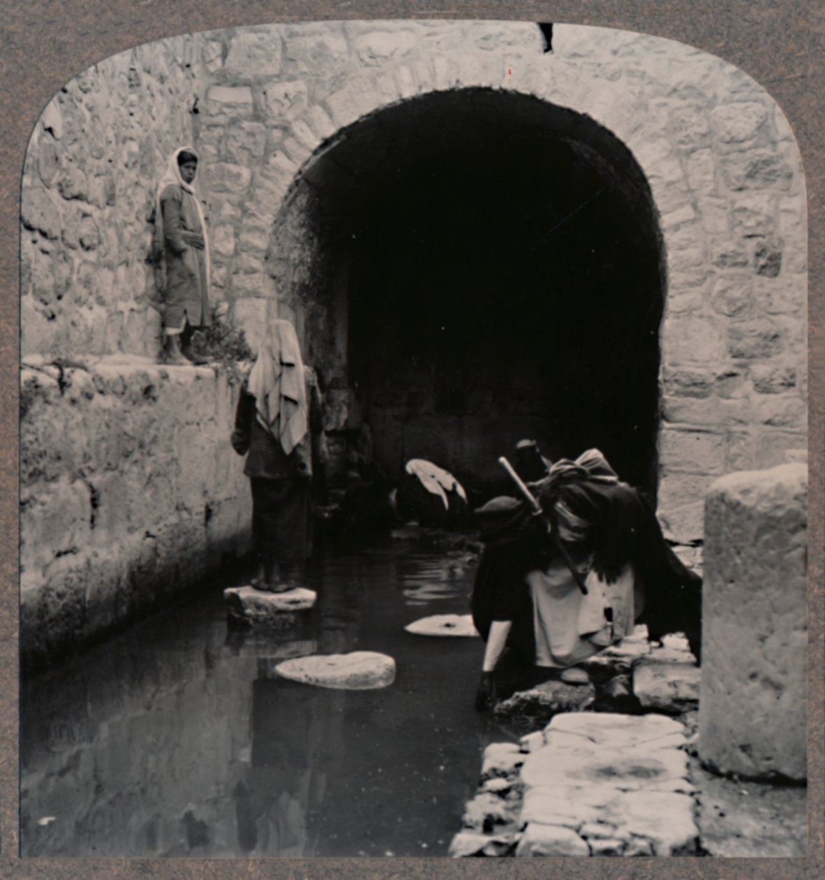 Blinde menn som vasker øynene i Siloambassenget, ca 1900 av Unbekannt